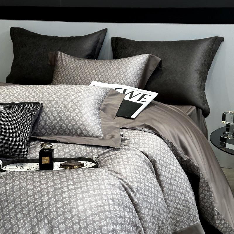 Elegant bed linen set made of cotton satin with discreet jacquard pattern and reversible function