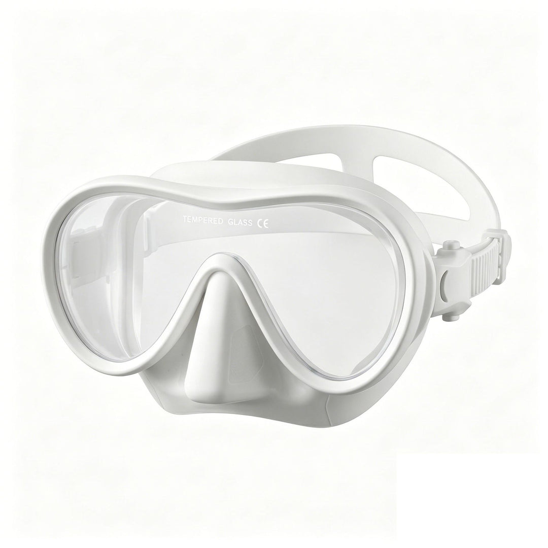 Diving mask with ergonomic design and wide field of vision Stornfield
