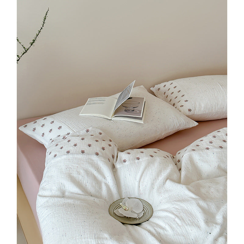 Bedding set made of organic cotton muslin with delicate flower dot embroidery and fitted sheet