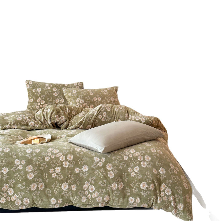Reversible children's bedding set made of soft microfiber with cute bear and car print