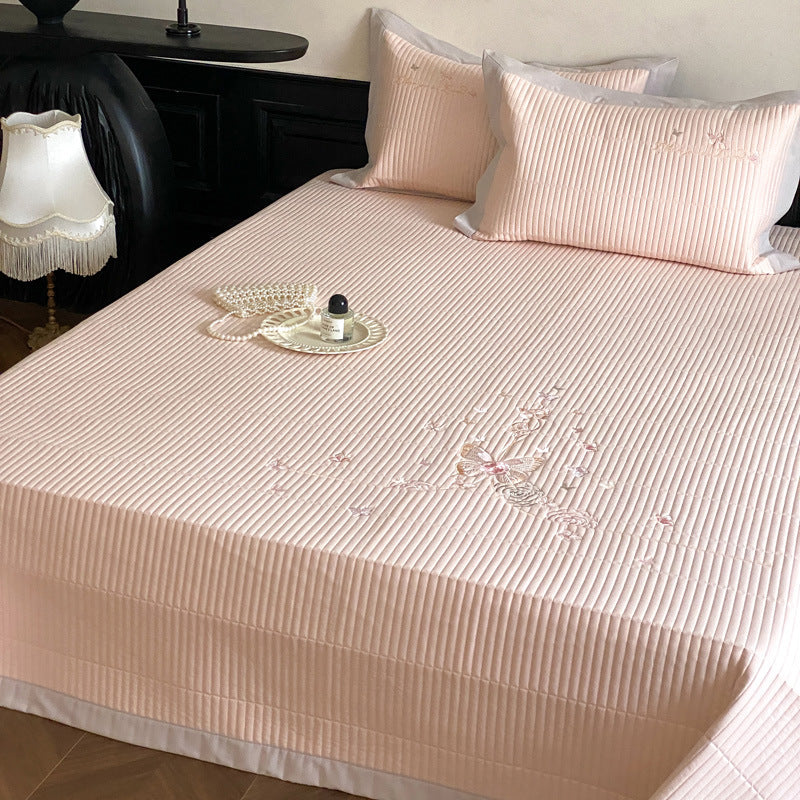 Quilted bedding set made of fine cotton blend with embroidered heart and bow motifs