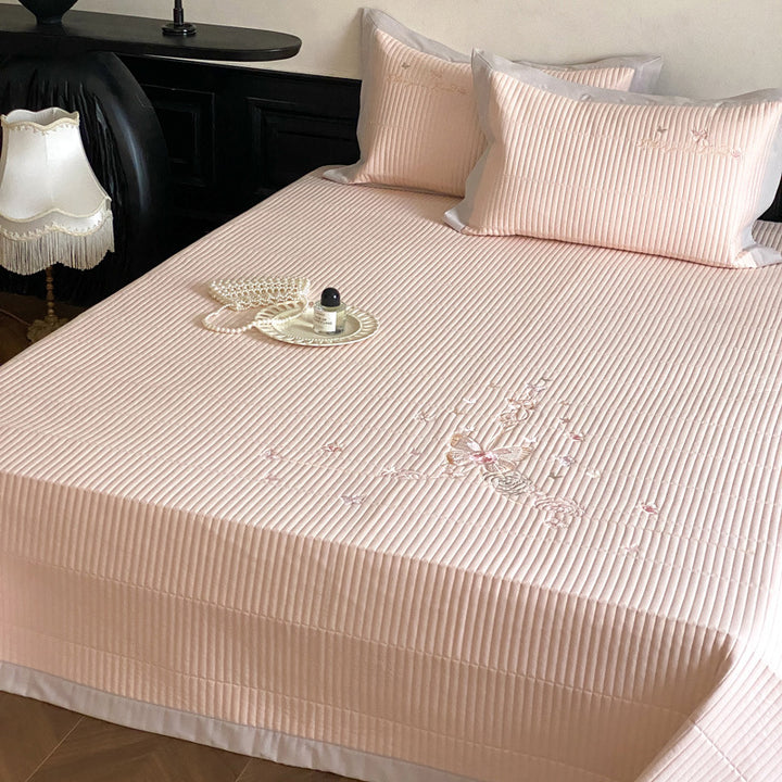 Quilted bedding set made of fine cotton blend with embroidered heart and bow motifs