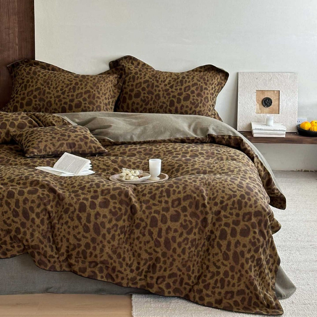 Reversible bedding set with natural leopard print