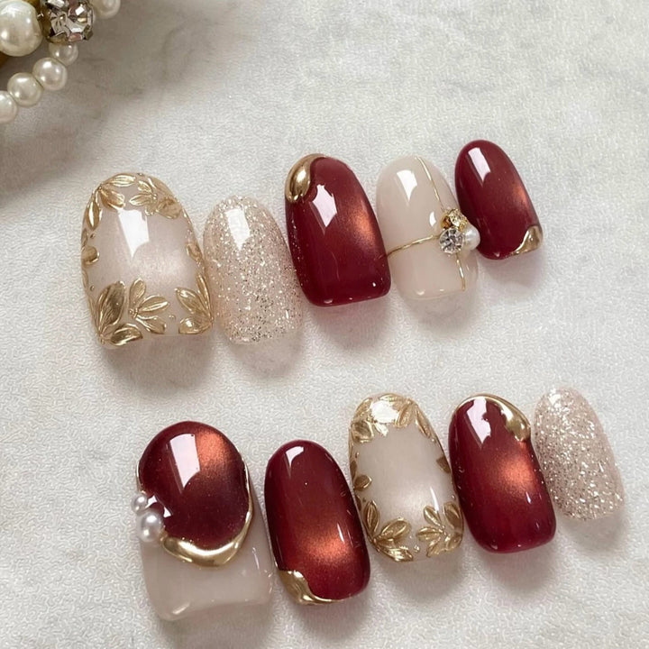 Artificial nails with elegant gold accent Stornfield
