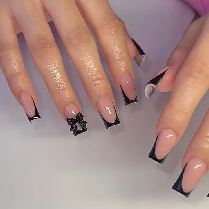 Artificial nail set with elegant black-and-white lace design Stornfield