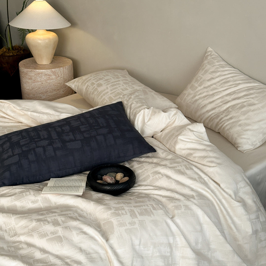 Bedding set made of cotton satin with subtle jacquard pattern