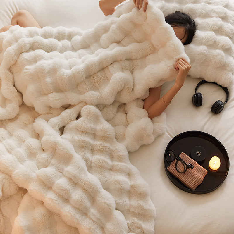 Luxurious faux fur throw blanket with extra soft high-pile structure and thermal lining