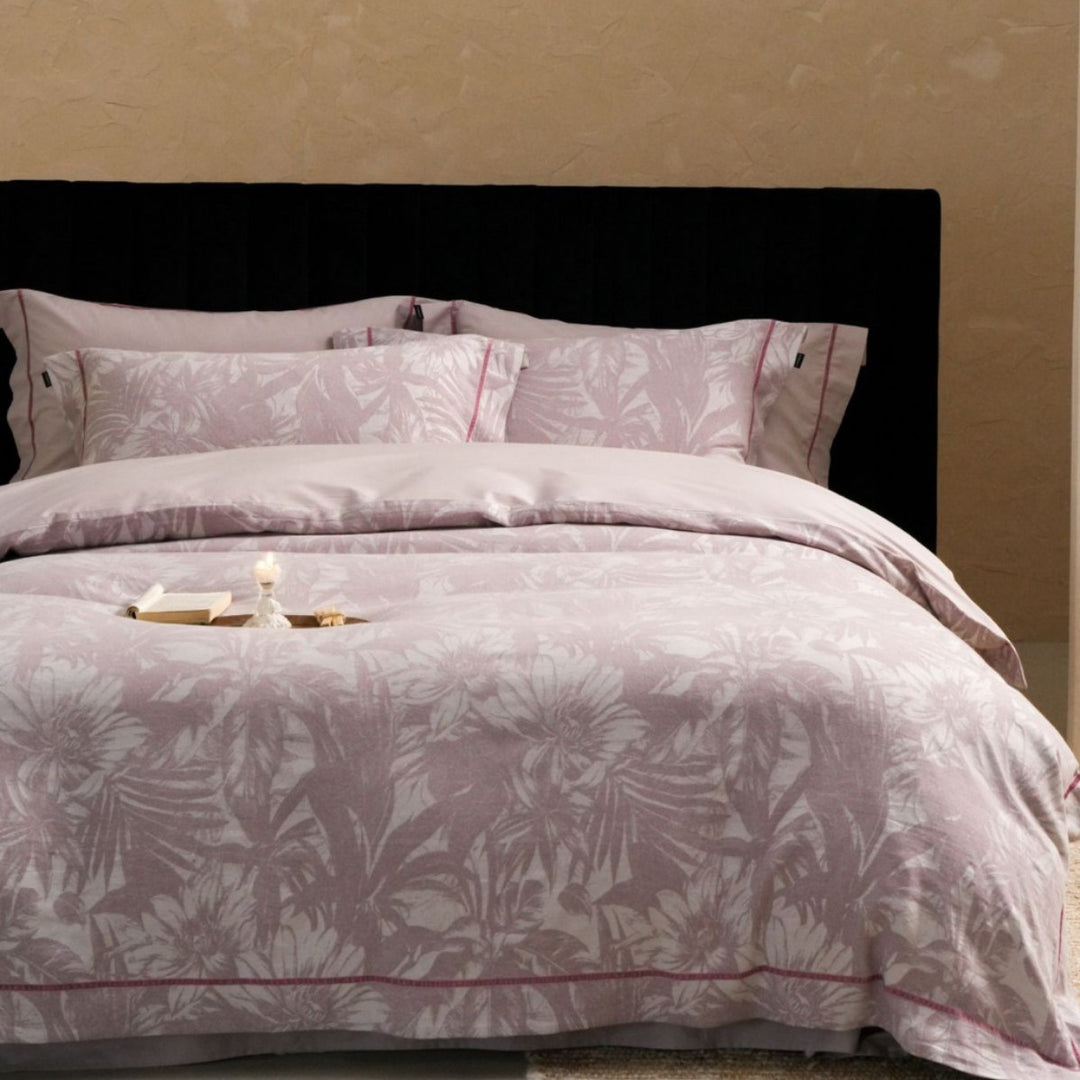 Duvet cover set made of fine cotton satin with a floral leaf pattern and subtle piping.