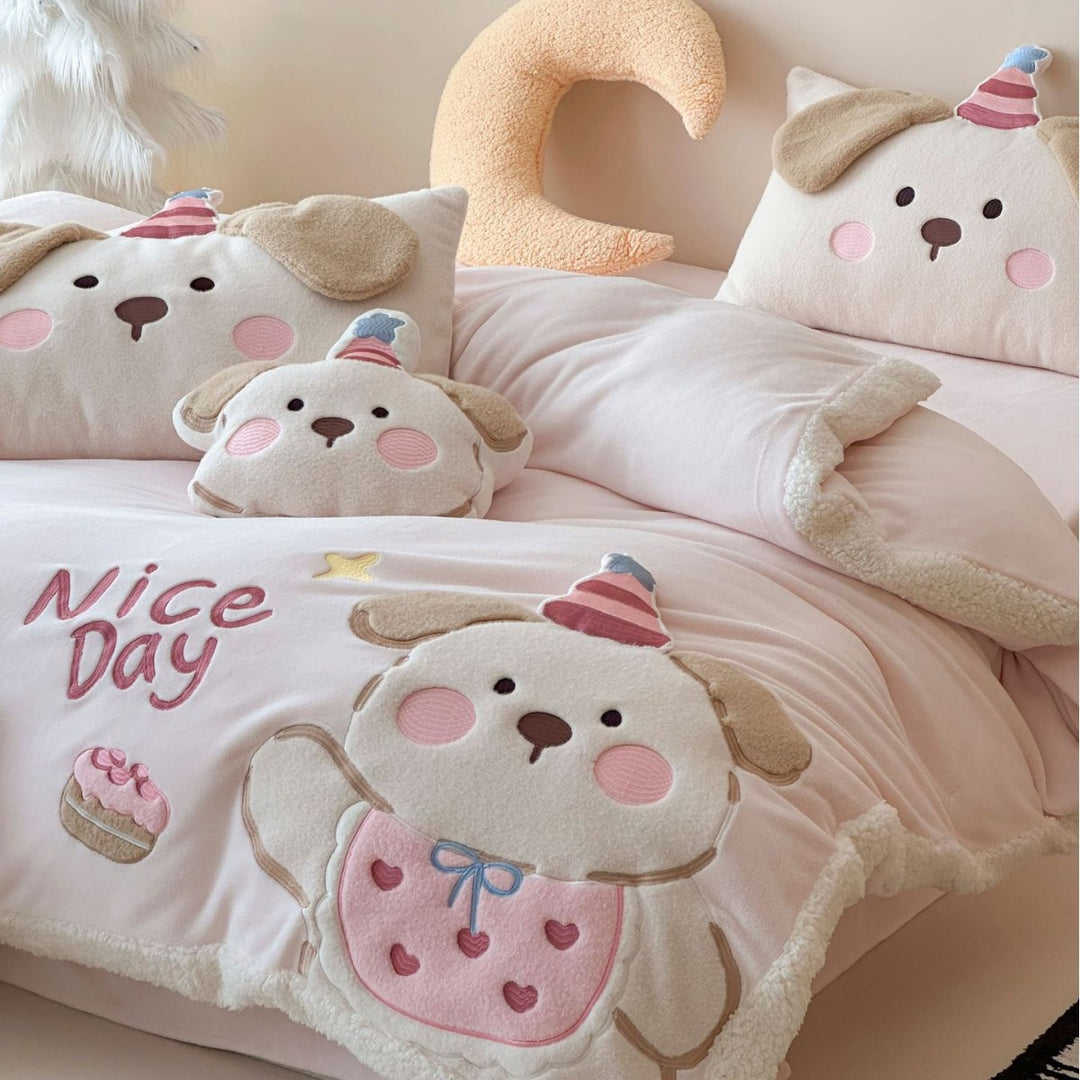 Child bedding set with embroidered bear motif, cozy quilt and plush pillow