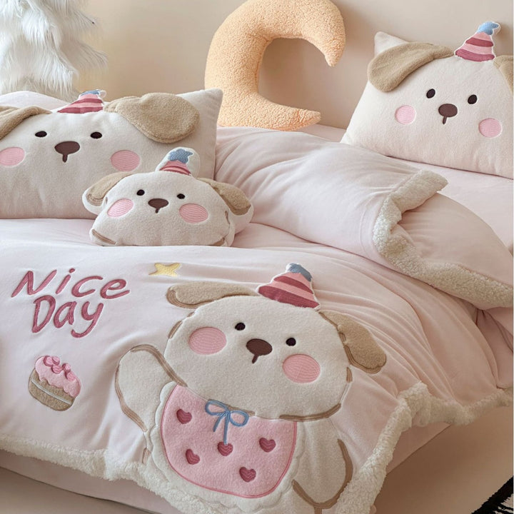 Child bedding set with embroidered bear motif, cozy quilt and plush pillow