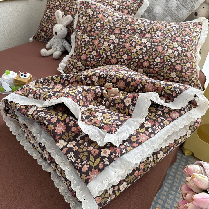 Women Cozy Bedspread with Playful Floral Pattern Stornfield