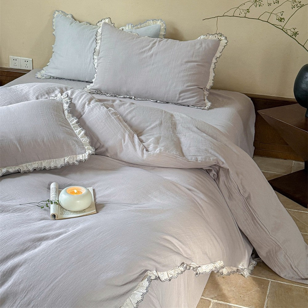 Bedding set made of linen-cotton blend with delicate lace ruffle