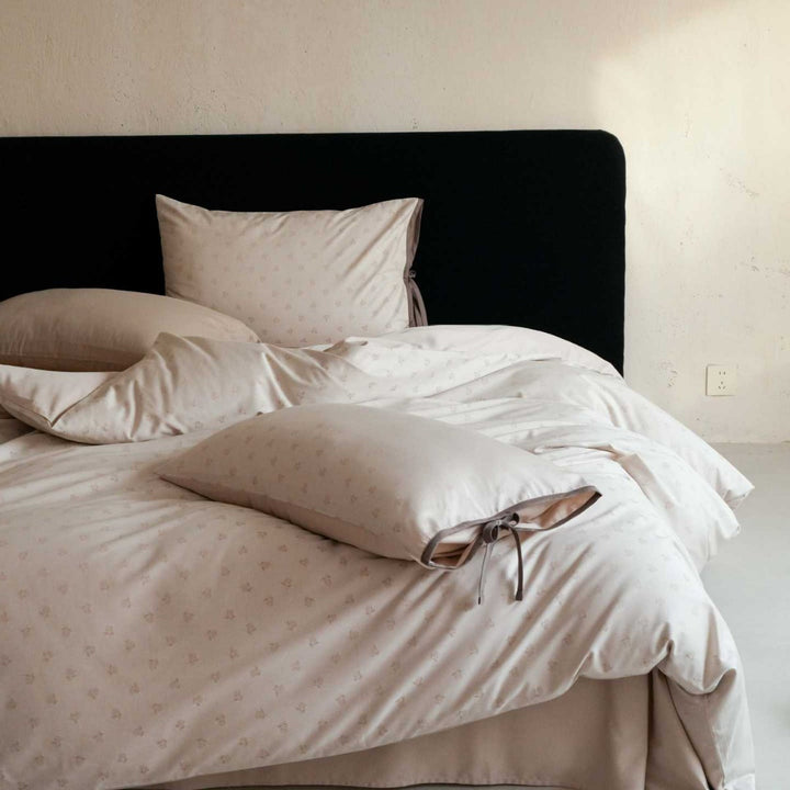 Luxurious bedding set made of cotton satin with pillowcases and bow closure