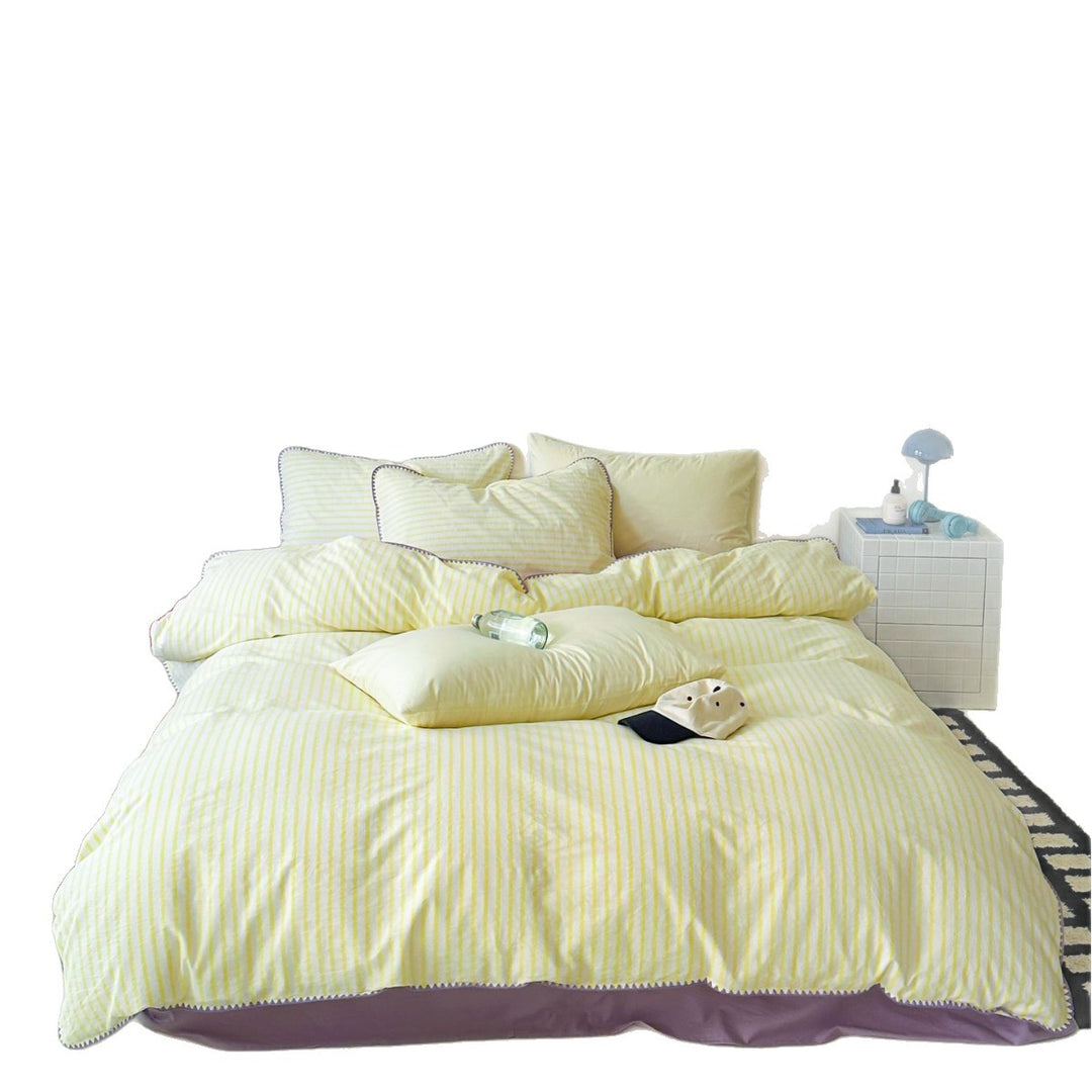 Striped bedding set made of cotton satin with ruffled edges and reversible function