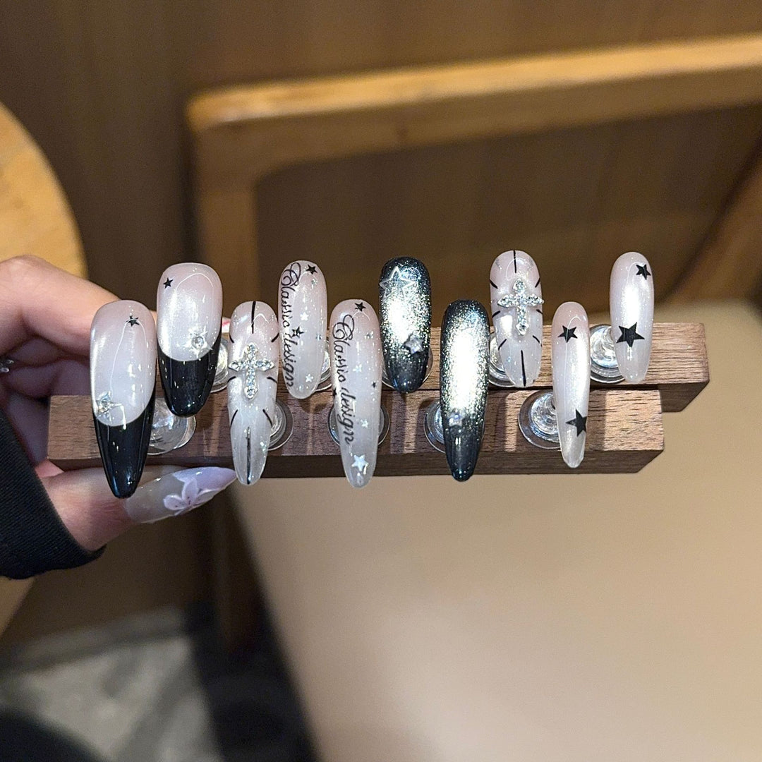 Artificial nails with playful star design Stornfield