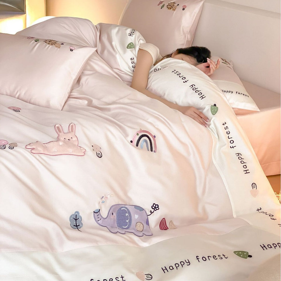 Playful children's bedding set in satin look with 3D elephant appliqués and happy forest print