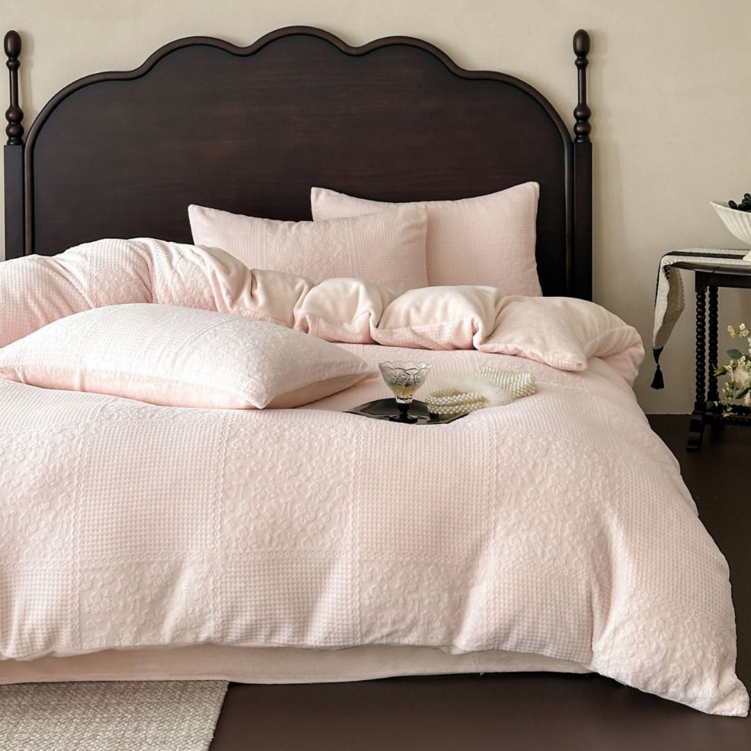 Bedspread and cushion set made of fine cotton percale with embossed floral relief