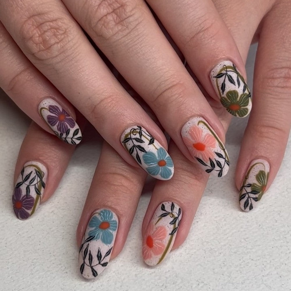 Artificial nails with floral accent Stornfield
