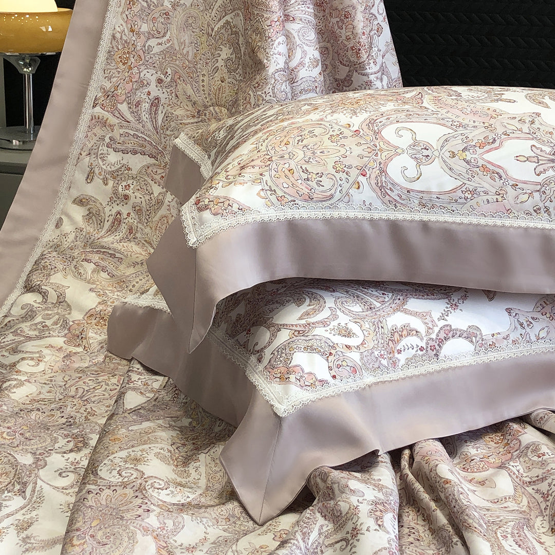 Pillowcase set made of cotton satin with delicate lace trim and satin piping