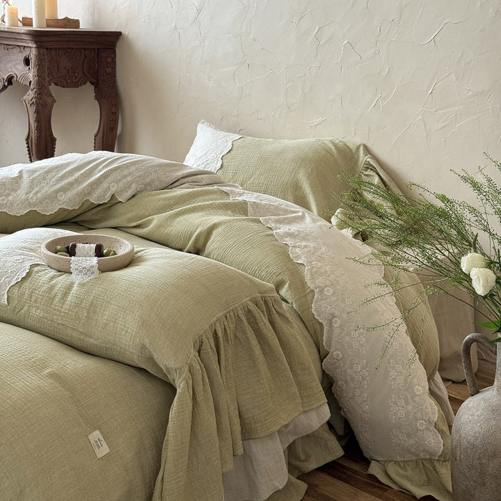 Linen look bedding set with tiered ruffle and lace border