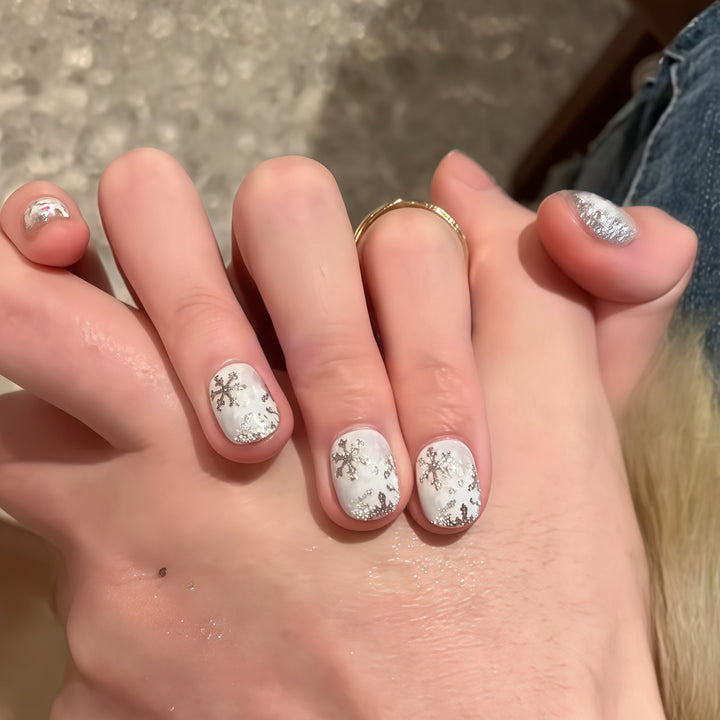 Artificial nails with winter snowflake design Stornfield