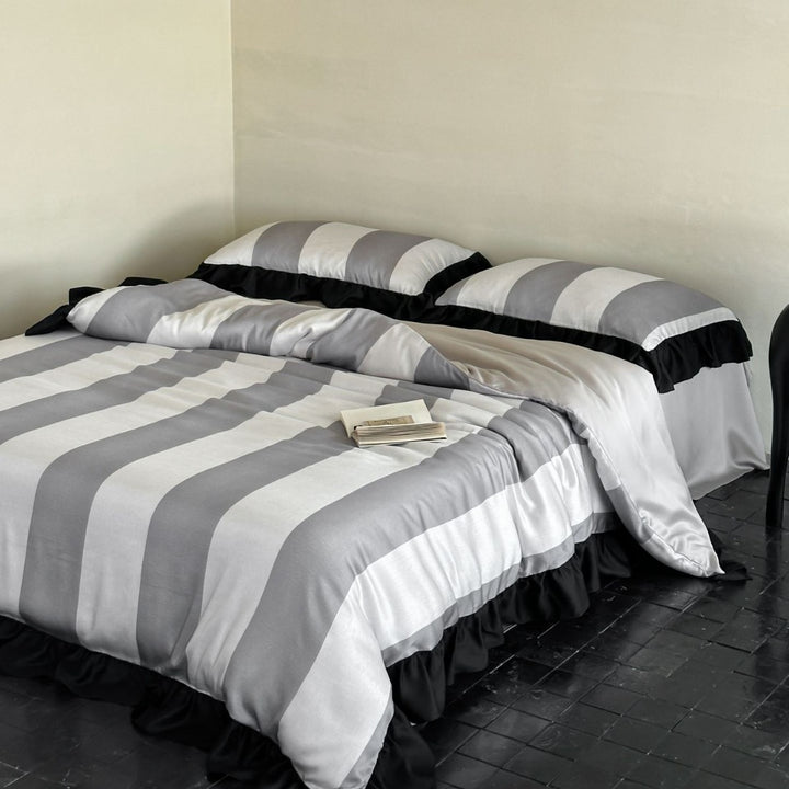 Satin bedding set with floral print and ruffle