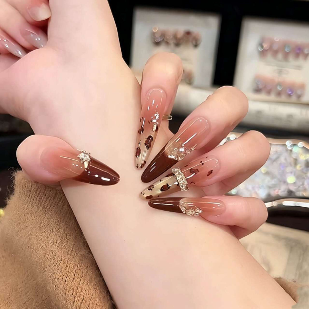 Decorative Press-On Nail Art Set with Artistic Leopard Accents
