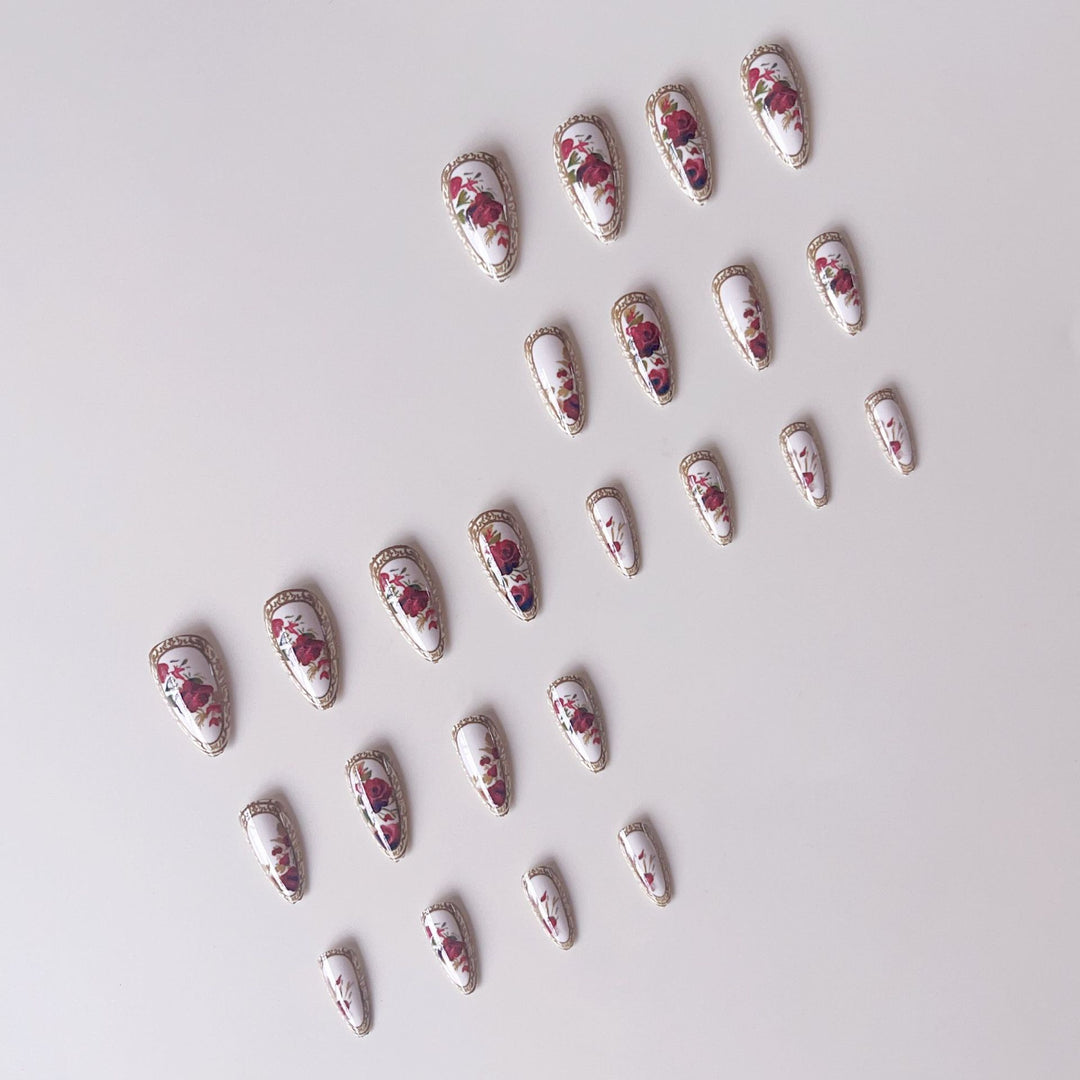 Artificial nail set with luxurious flower pattern and golden accents Stornfield