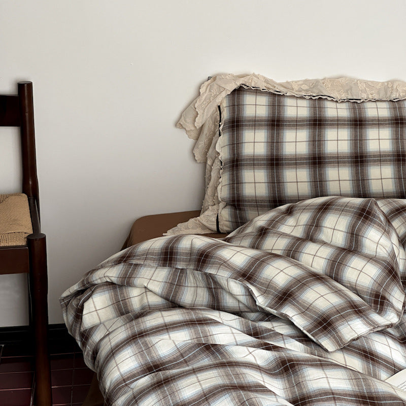 Bedding set made of cotton percale with vintage check and embroidered ruffle