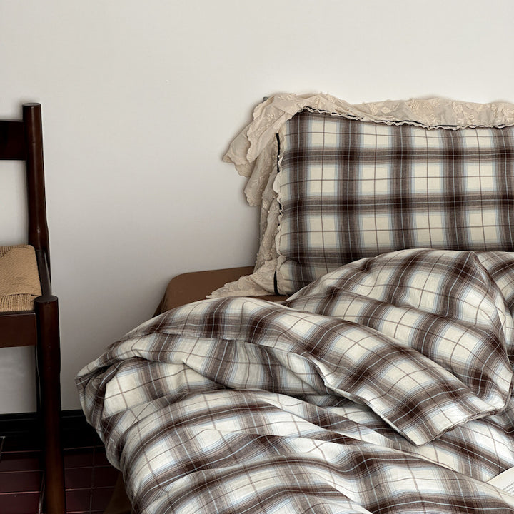 Bedding set made of cotton percale with vintage check and embroidered ruffle