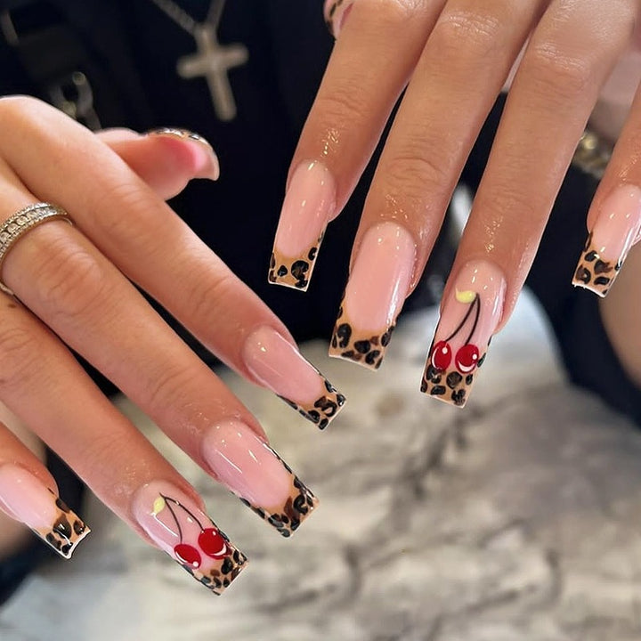 Artificial nail set with luxurious leopard pattern and elegant accents Stornfield