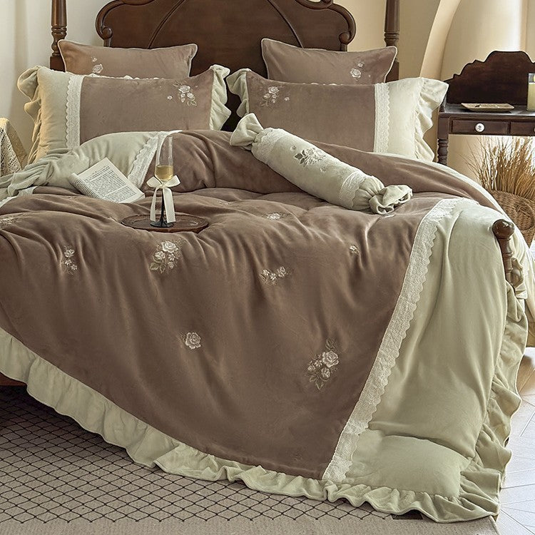 Samt-bed linen set with ruffles, rose embroidery and reversible function