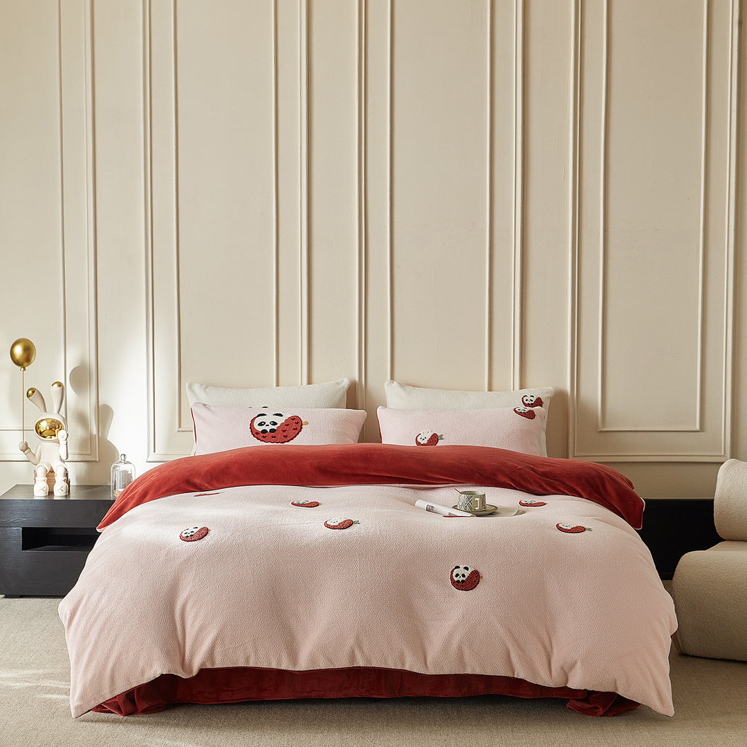 Reversible Sherpa bedding set with embroidered dog motifs