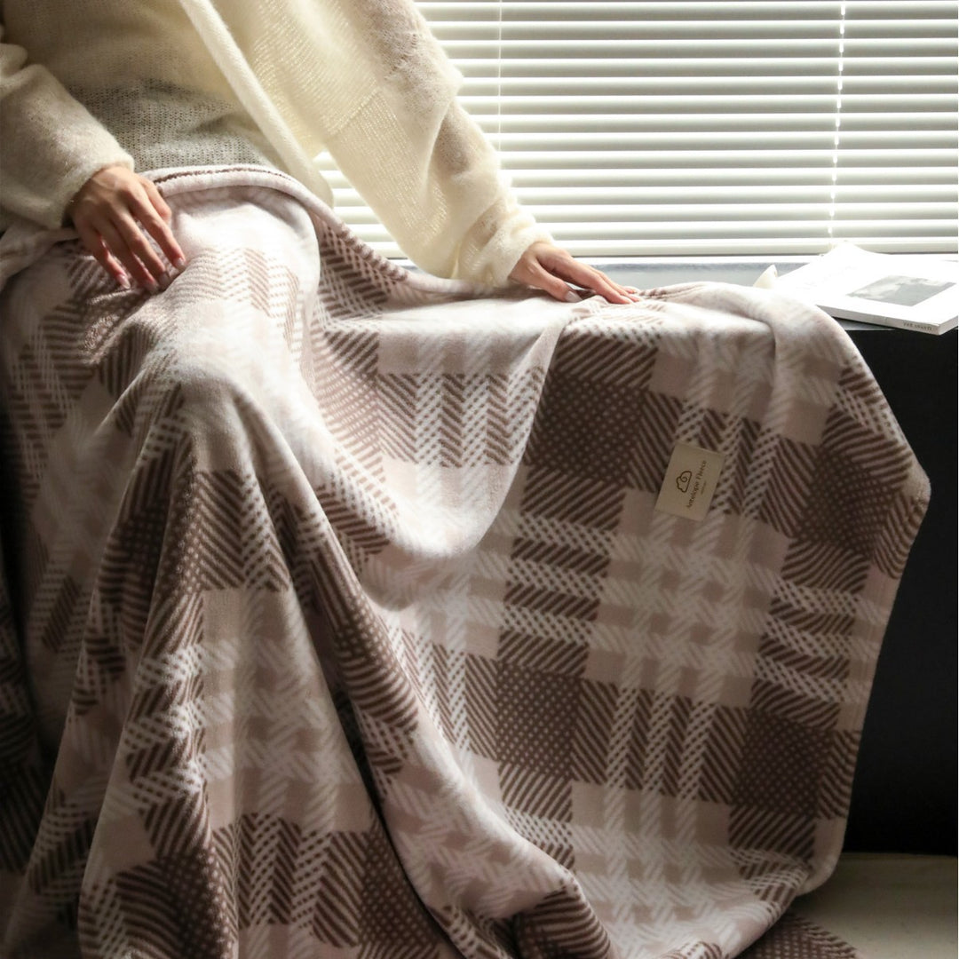 Oversized Plush Fleece Throw Blanket with Geometric Check Pattern