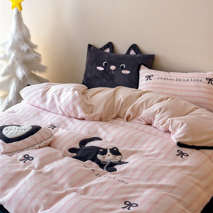 Bedding set with embroidered cat appliqué and frill pillow