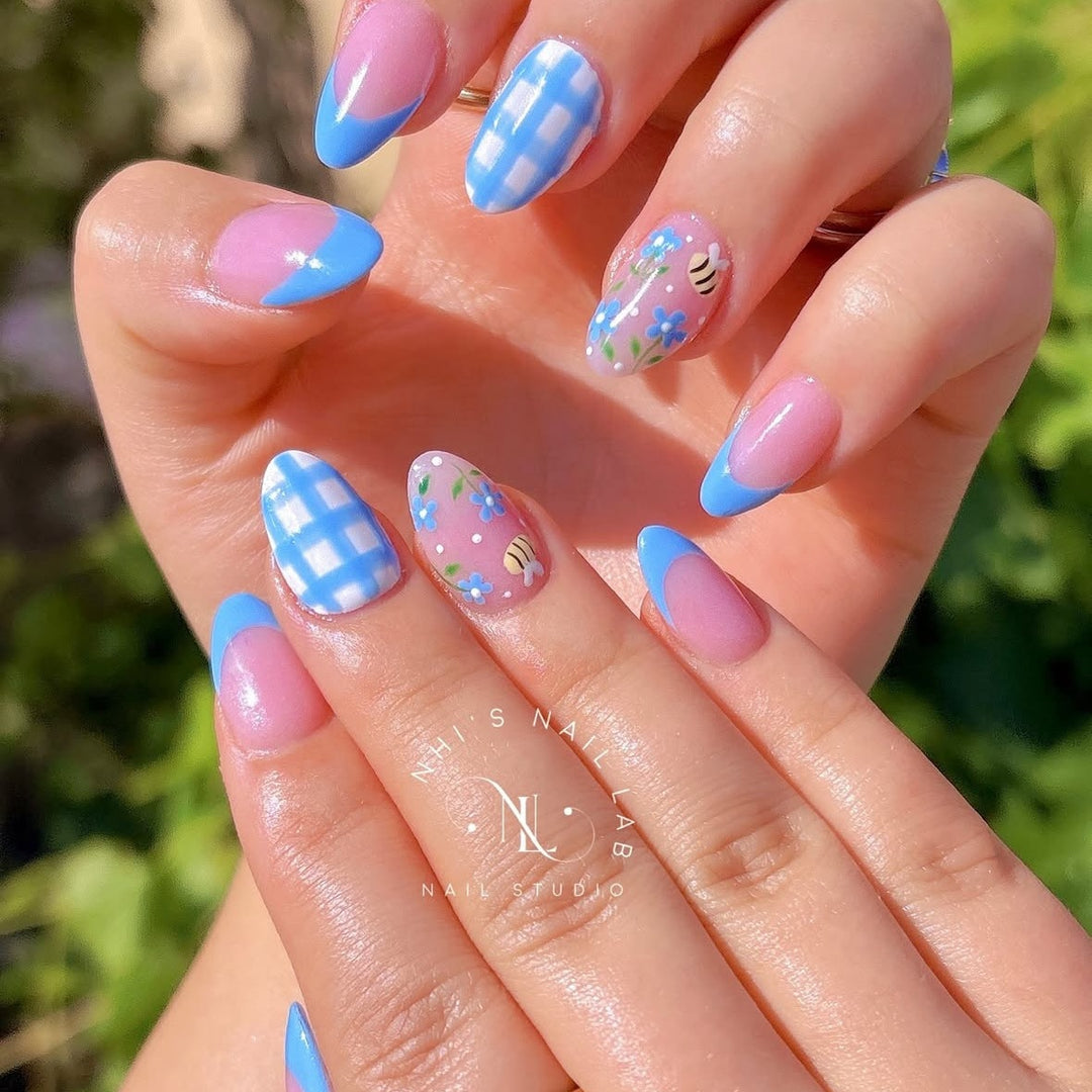 Artificial nail set with floral and checkered design Stornfield