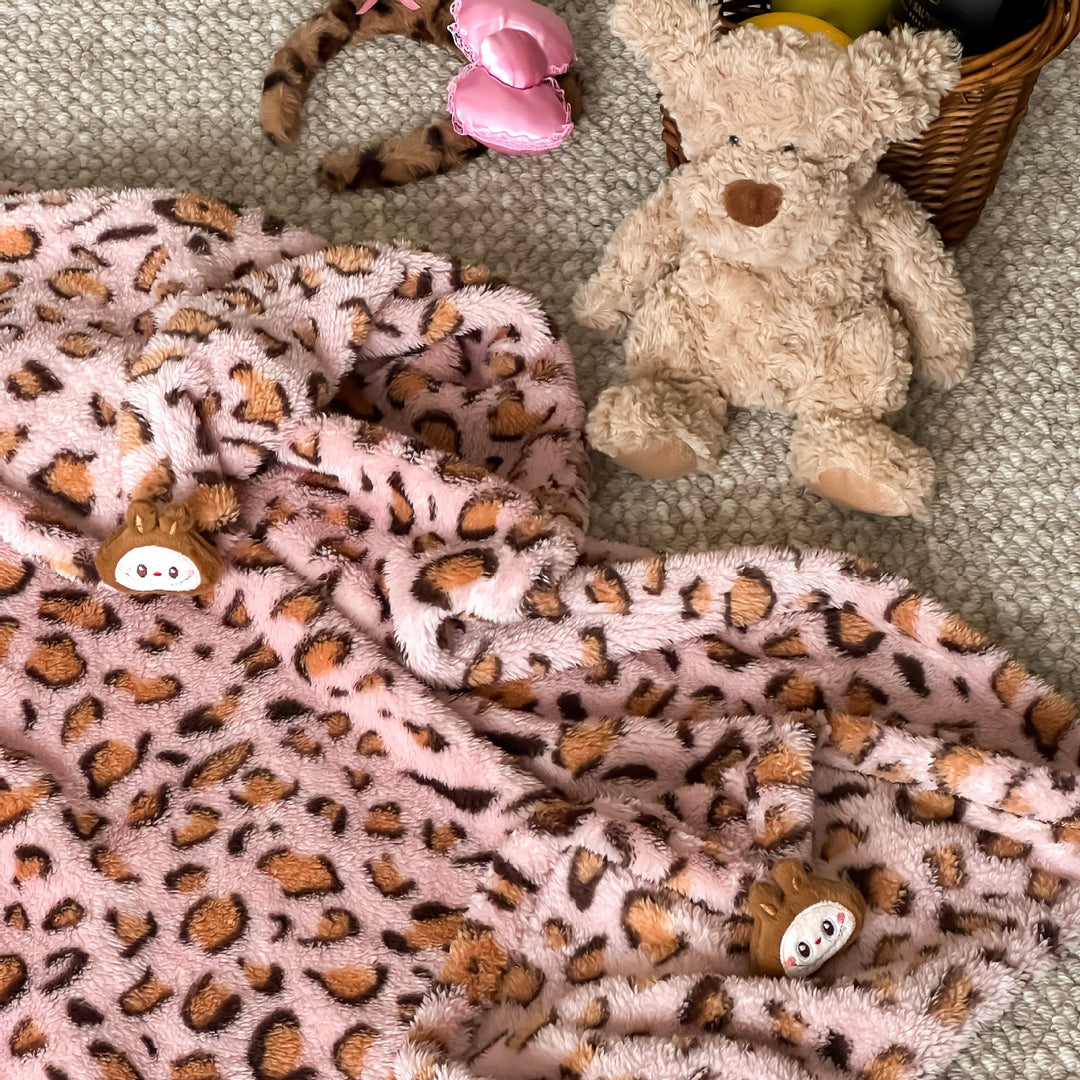 Cuddle blanket with extra soft microfleece quality and decorative leopard print