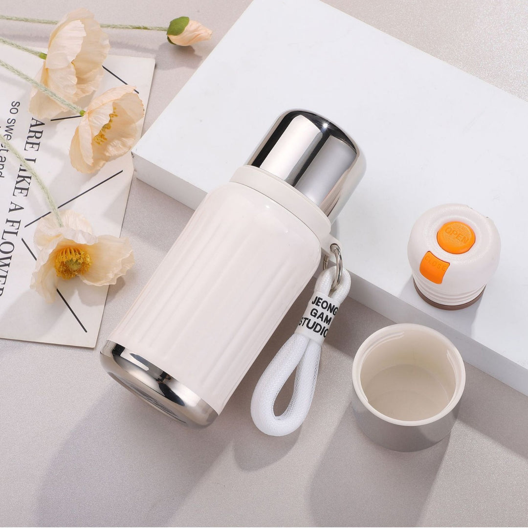 Unisex double-walled insulated bottle with one-handed safety lock and removable drinking cup Stornfield