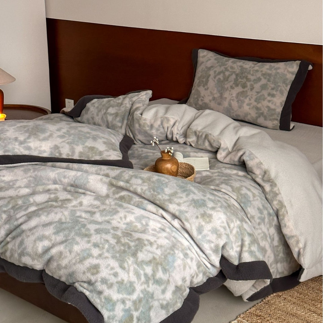 Reversible fleece bedding set with delicate watercolor pattern and contrasting edge processing