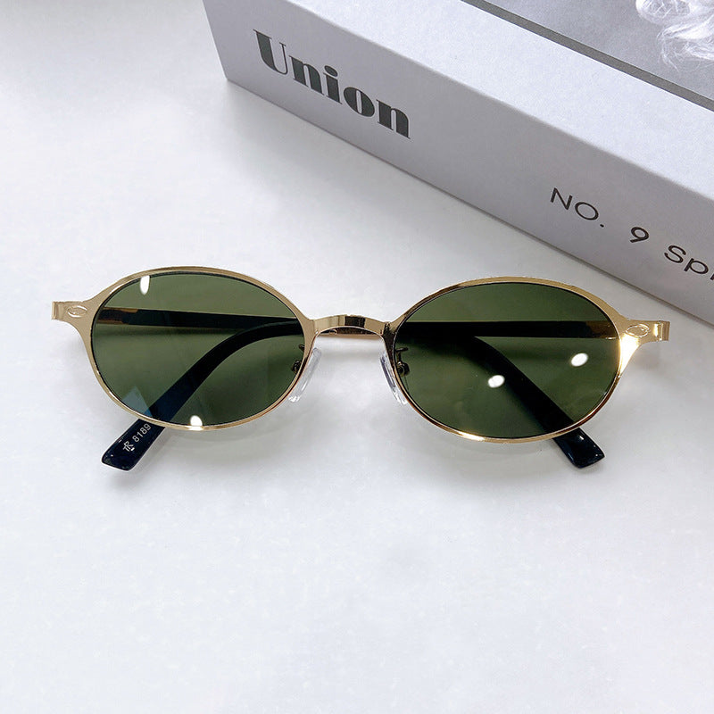 Fashionable Round Sunglasses with Elegant Golden Frame Stornfield
