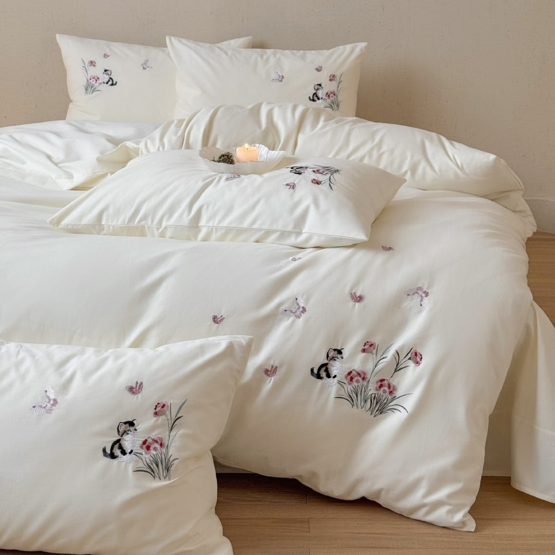 Bedding set with embroidered cat and flower motifs made of cotton satin