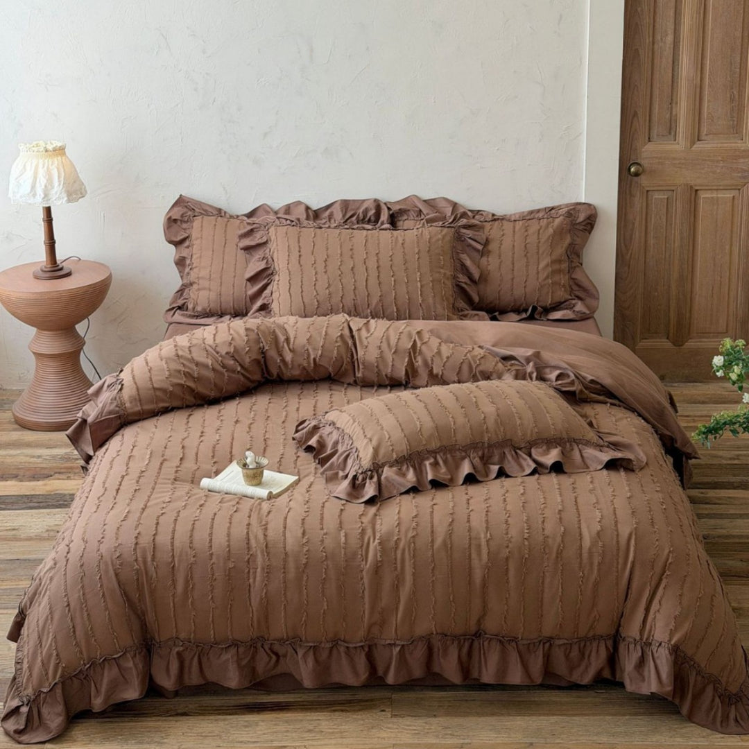 Romantic bedding set with ruffle and textured quilted look