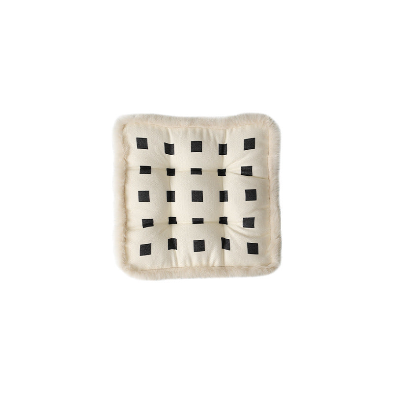 Padded seat cushion with fastening straps, quilted tufting surface and faux fur trim Stornfield