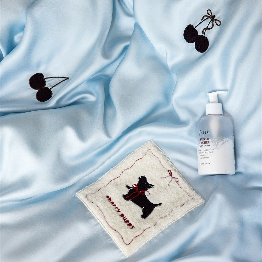 Bedding set made of cotton satin with subtle cherry embroidery and application patch
