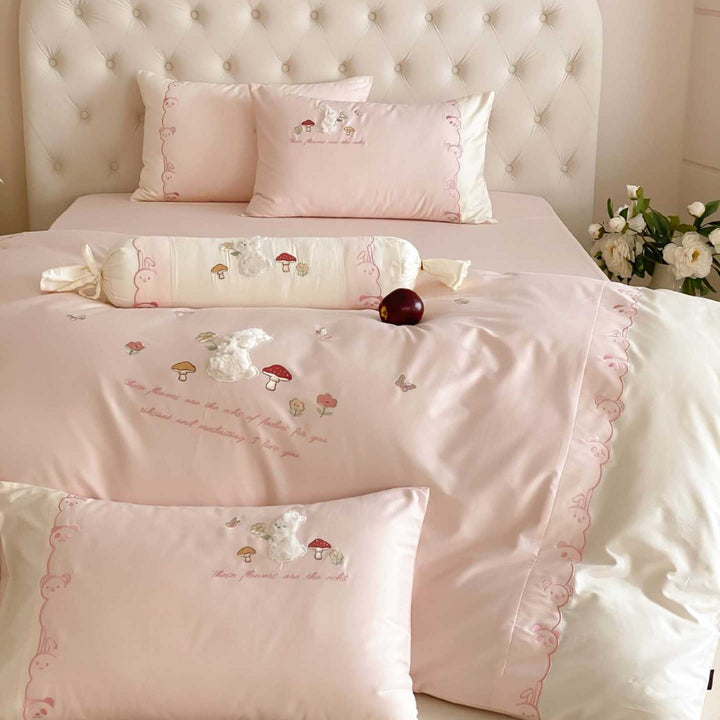 Reversible children's bedding set made of cotton satin with three-dimensional plush appliqué and embroidered mushroom motif