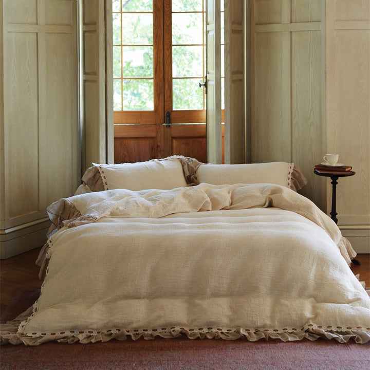 Washed linen duvet cover set with gathered edge and eyelet trim