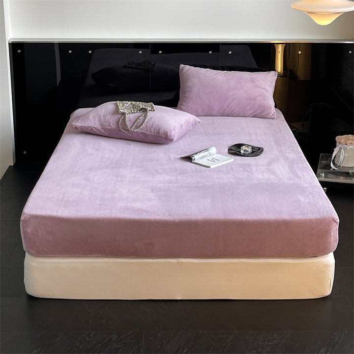 Velvet fitted sheet with extra deep pocket and elastic all-around hem