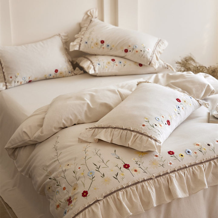 Bedding set made of cotton-linen with floral embroidery and ruffle edge