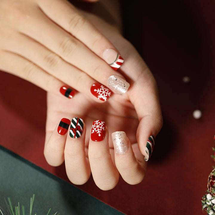 Elegant artificial nails with golden accents and floral design Stornfield