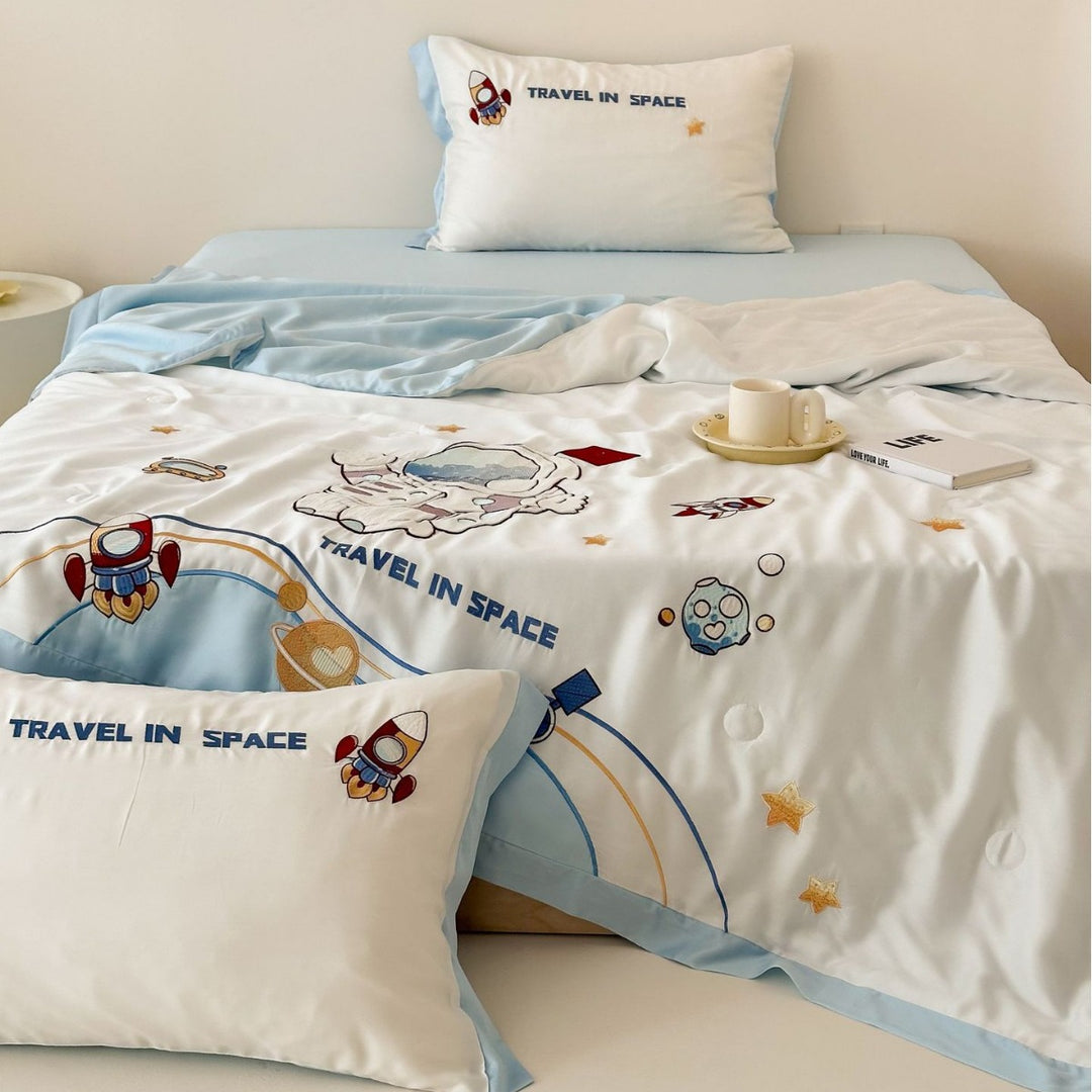 Children's bedding set with embroidered astronaut and space motif made of cotton satin Stornfield